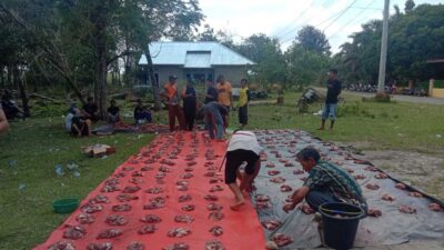 Pembagian daping sapi kurban Bupati Kuansing, Suhardiman Amby di Desa Kasang Limau Sunday