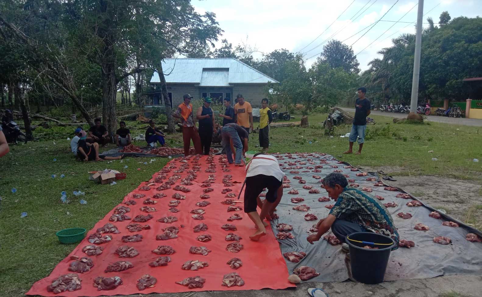 Pembagian daping sapi kurban Bupati Kuansing, Suhardiman Amby di Desa Kasang Limau Sunday