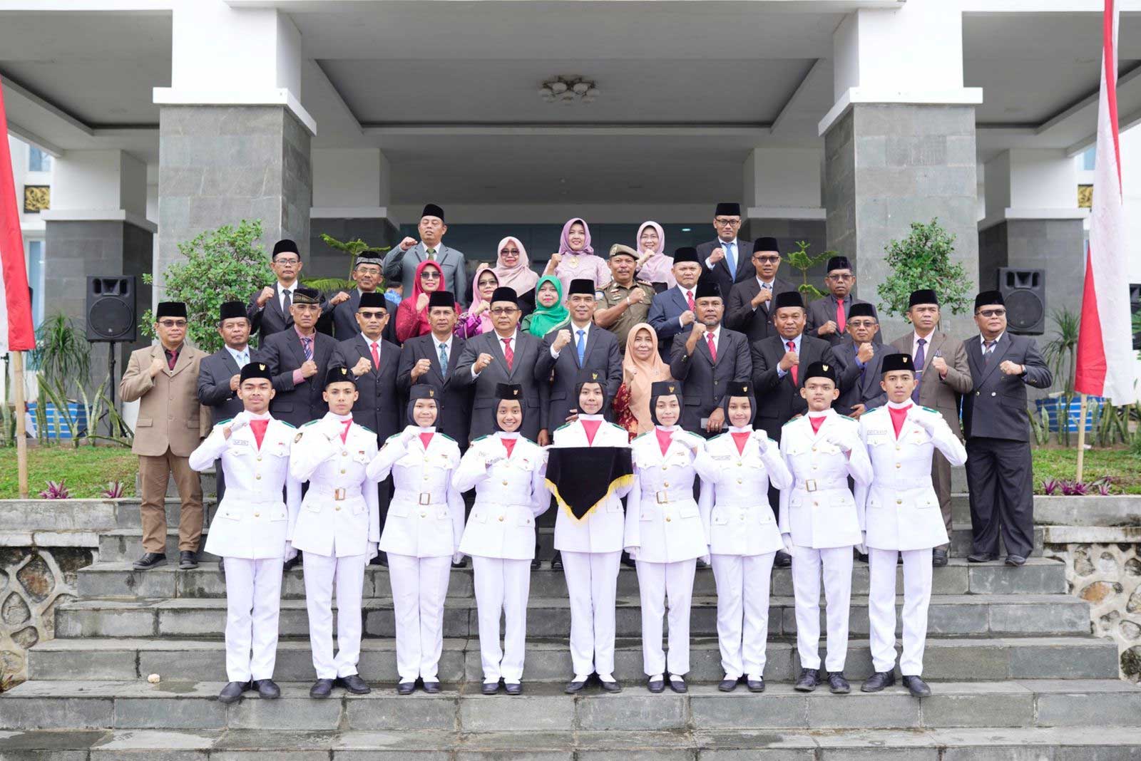 Sekdakab Solok foto bersama dengan peserta upacara