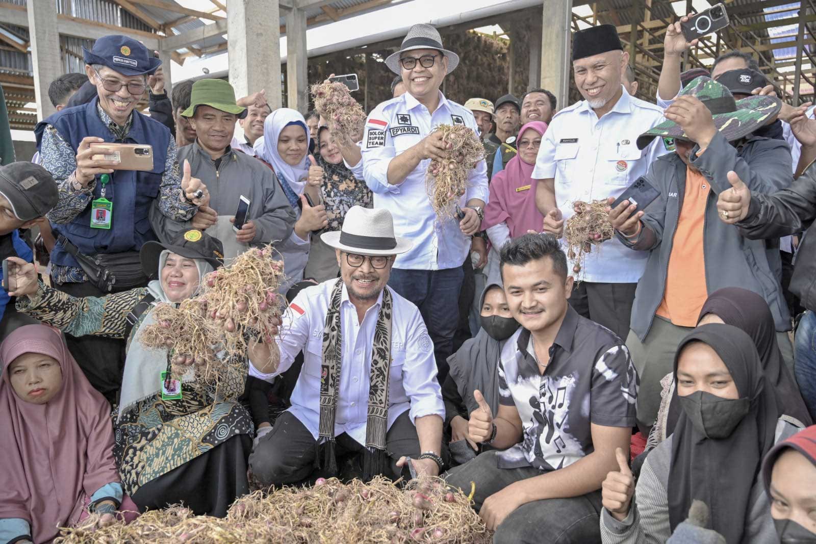 Menteri Pertanian foto bersama dengan gubernur dan bupati serta warga usai panen bawang di Sungai Nanam