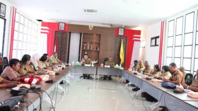 Bupati Freddy Thie bertemu dengan guru SMA dan SMK se-Kaimana