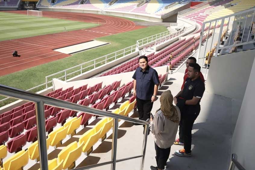 Ketua Umum PSSI Erick Thohir saat meninjau Stadion Manahan, Solo, Jateng, Minggu (4/6/2023).