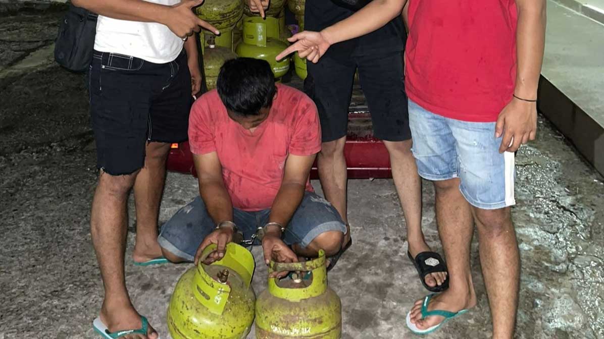 Terduga pelaku dan barang bukti yang diamankan polisi