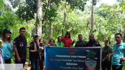 Foto bersama di sela aksi tanam pohon