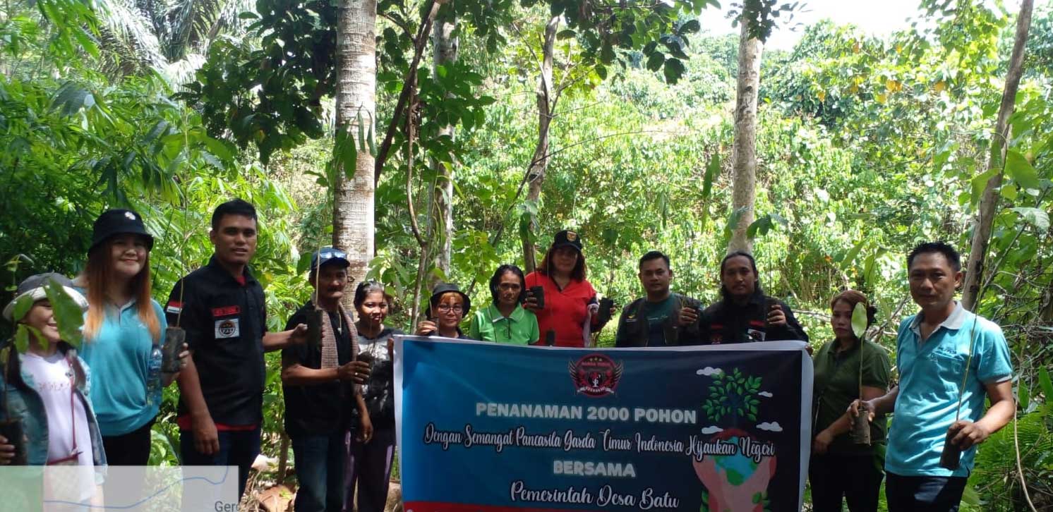 Foto bersama di sela aksi tanam pohon