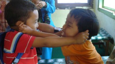 PAUD-Sekelompok anak yang bermain dan belajar di PAUD Palito Hati. Mereka saling kenal dan beradaptasi dengan cara mereka sendiri. (edwardi)