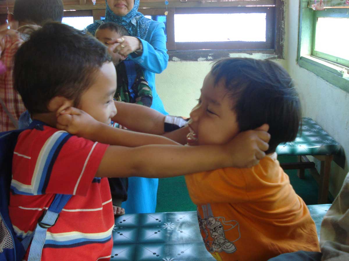 PAUD-Sekelompok anak yang bermain dan belajar di PAUD Palito Hati. Mereka saling kenal dan beradaptasi dengan cara mereka sendiri. (edwardi)