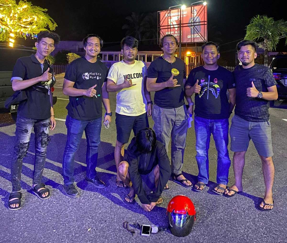 Tersangka dan barang bukti yang diamankan polisi