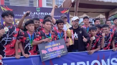 Foto bersama setelah penyerahan hadiah