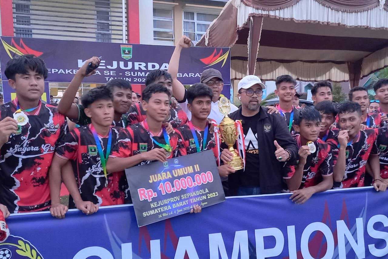 Foto bersama setelah penyerahan hadiah