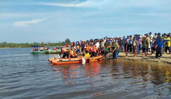 Tim gabungan bersama masyarakat menemukan tiga korban yang terseret ombak di Pesisir Selatan.
