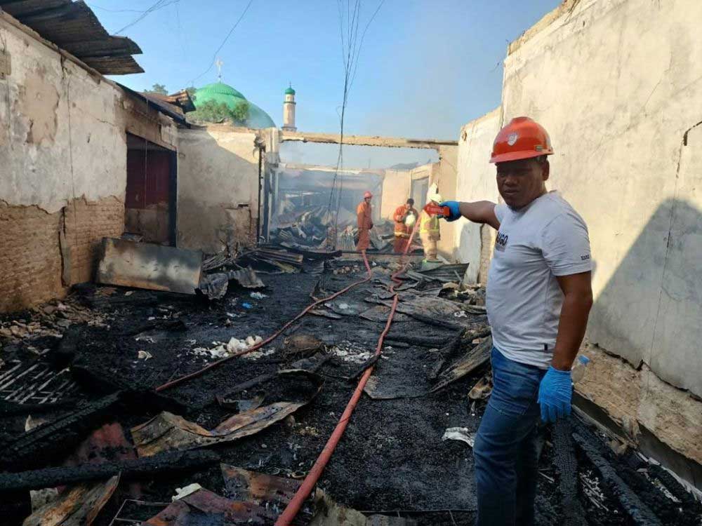 Petugas melakukan pendinginan di lokasi kebakaran. (riau.go.id)