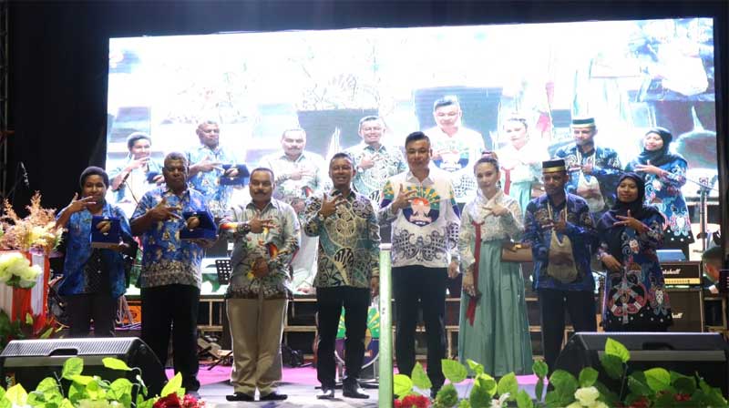 Foto bersama saat puncak peringatan HUT Kabupaten Kaimana