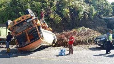 Tak Kuat Menanjak, Truk CPO Terbalik di Pesisir Selatan