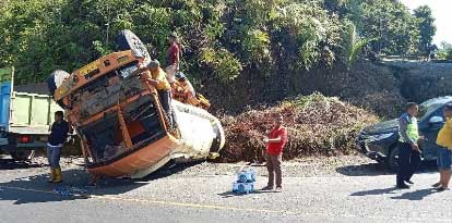 Tak Kuat Menanjak, Truk CPO Terbalik di Pesisir Selatan
