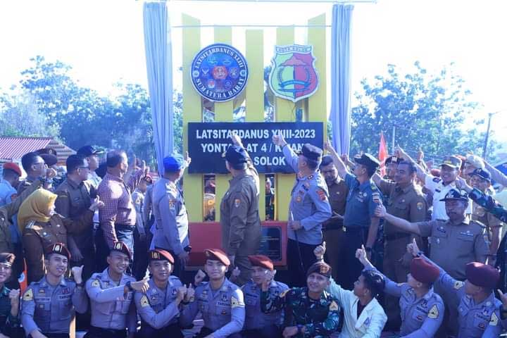 Peresmian tugu Latsitardanus yang terletak di Simpang Lima Laing, Kota Solok.