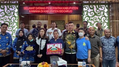 Bupati Kaimana dan rombongan bersama jajaran Dinas Perindustrian, Perdagangan, Koperasi dan UMKM (Perindagkop) Kabupaten Sidoarjo.