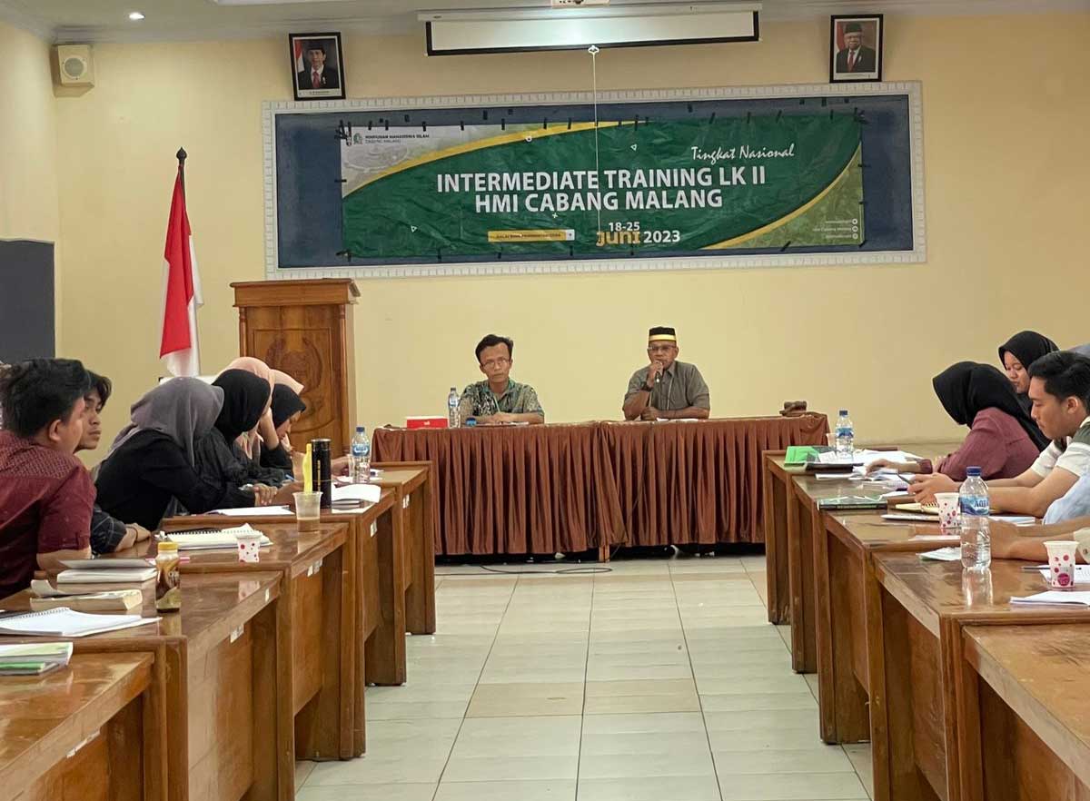 Wakil Bupati Kaimana sampaikan materi dalam forum intermediate training (LK II) Himpunan Mahasiswa Islam (HMI) Cabang Malang yang diselenggarakan di Balai Pertanian Kota Malang, Jumat (24/6/2023).