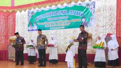 Wabup Pasaman beri selamat pada akan yang diwisuda