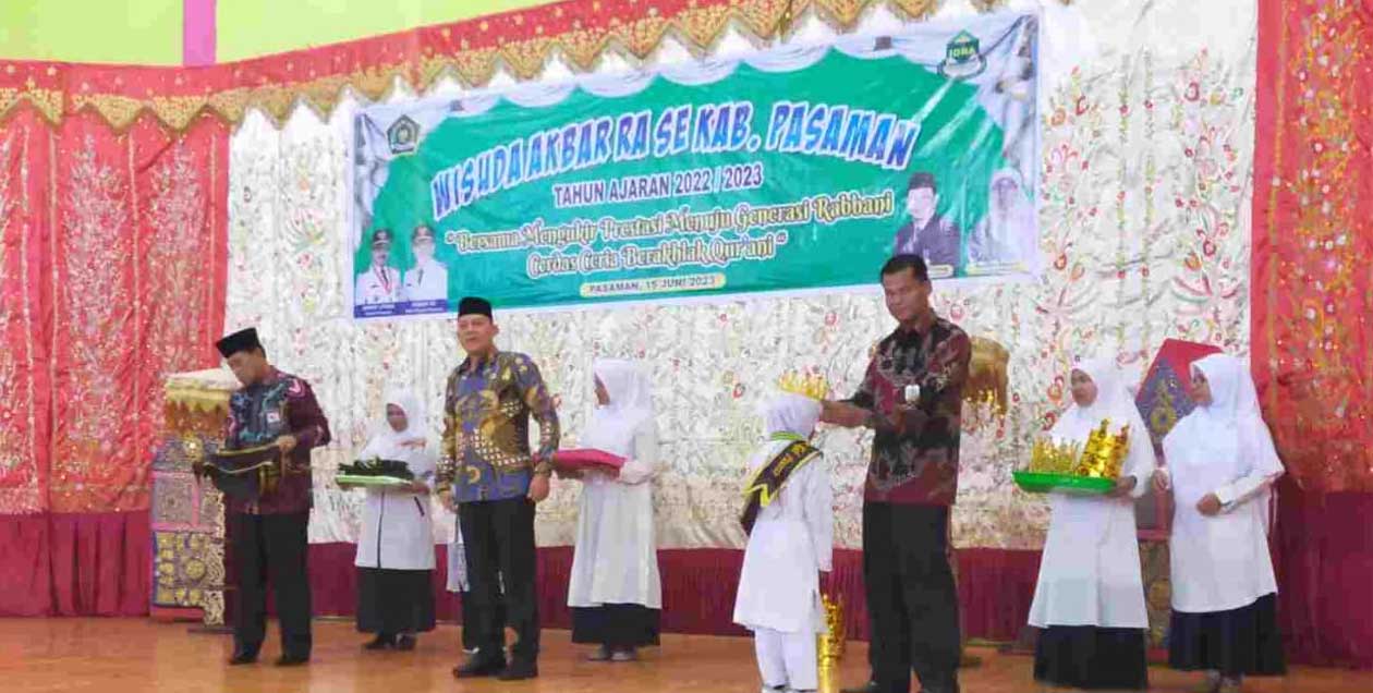 Wabup Pasaman beri selamat pada akan yang diwisuda