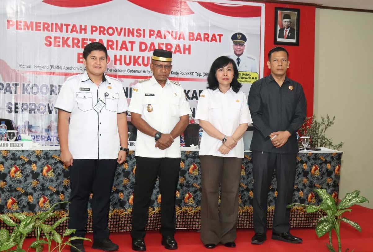 Wakil Bupati Kaimana, Hasbullah Furuada nomor dua dari kiri foto bersama dengan narasumber rakornis.