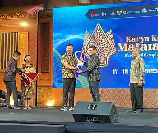 Bupati Kaimana, Freddy Thie saling tukar cenderamata dengan Wali Kota Kediri, Abdullah Abu Bakar