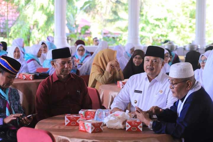 Wali Kota Solok bersama jemaah calon haji.