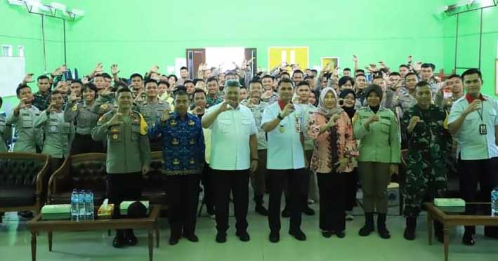Wali Kota Solok foto bersama dengan peserta Latsitardanus XLIII Satlat Kijang di aula SKB.