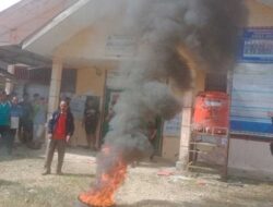 Tolak Pelantikan Sekdes Hilifaosi, Ratusan Warga Segel Kantor Desa