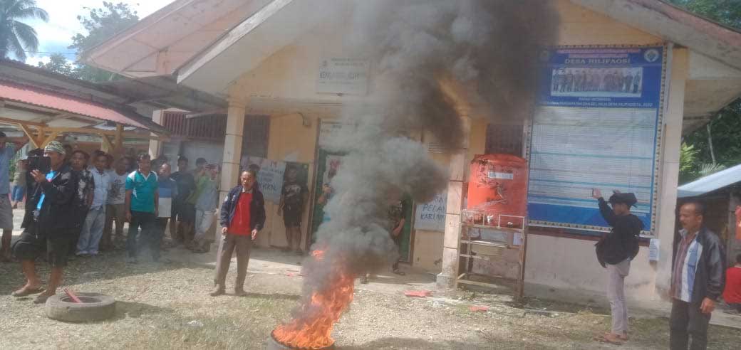 Warga bakar ban bekas di depan kantor desa