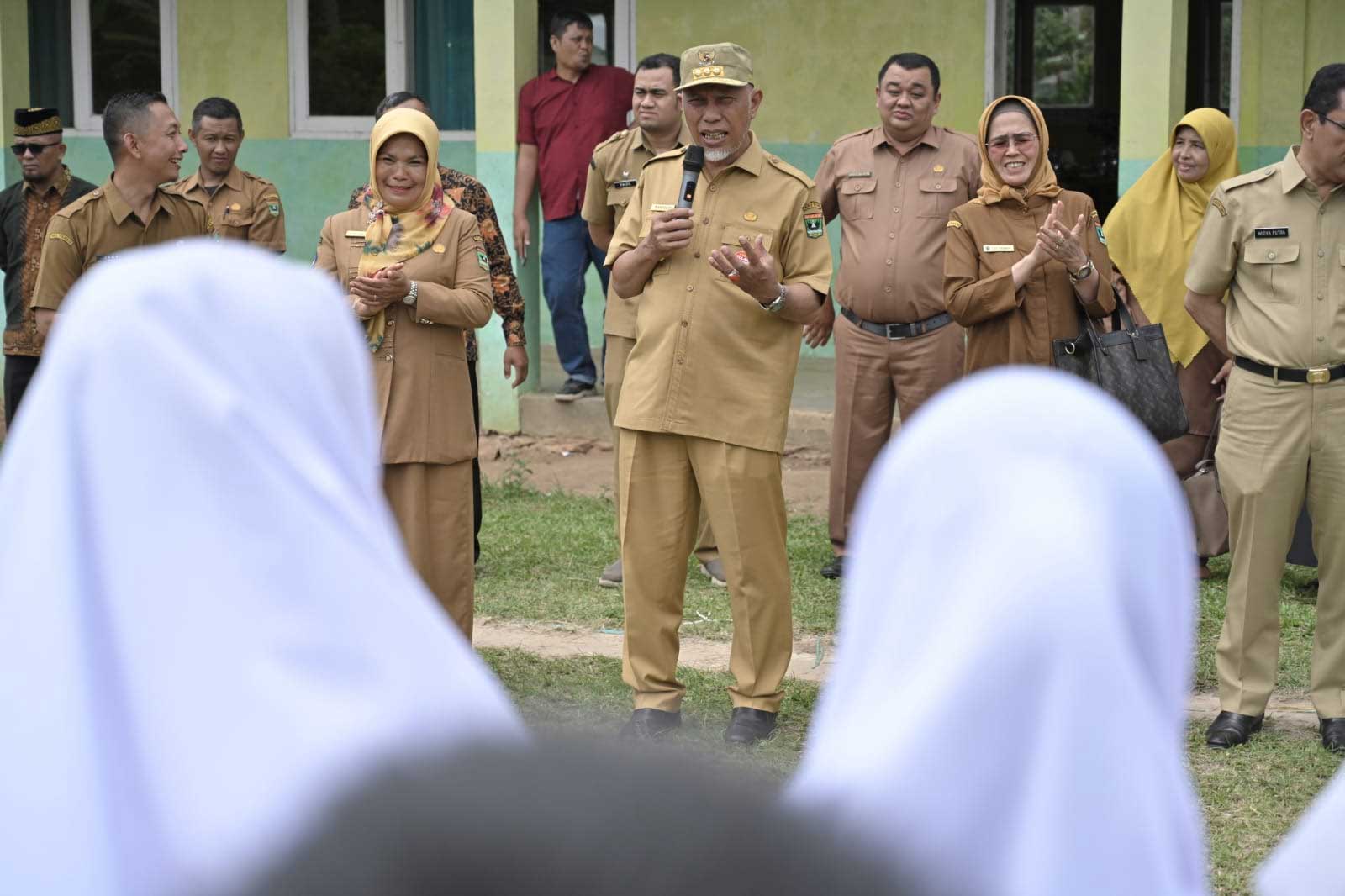 Gubernur Mahyeldi dialog dengan siswa SMK Kesehatan Akabiluru. (pemprov)