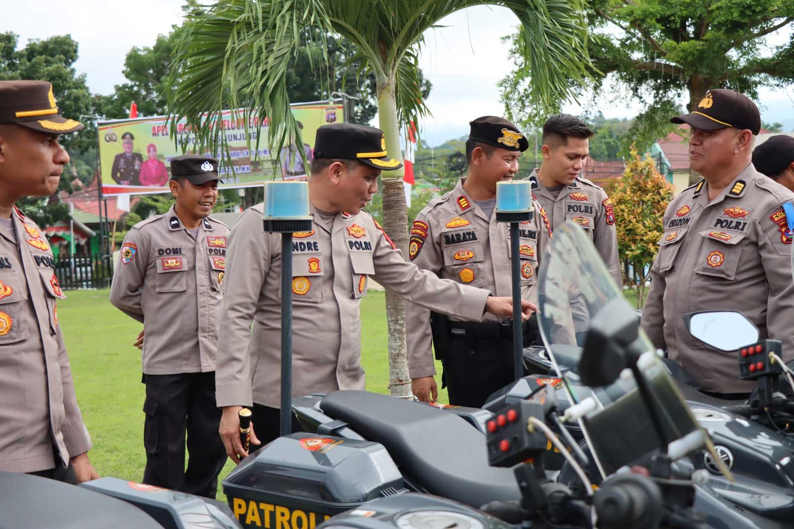 Kapolres AKBP Andre periksa kendaraan dinas
