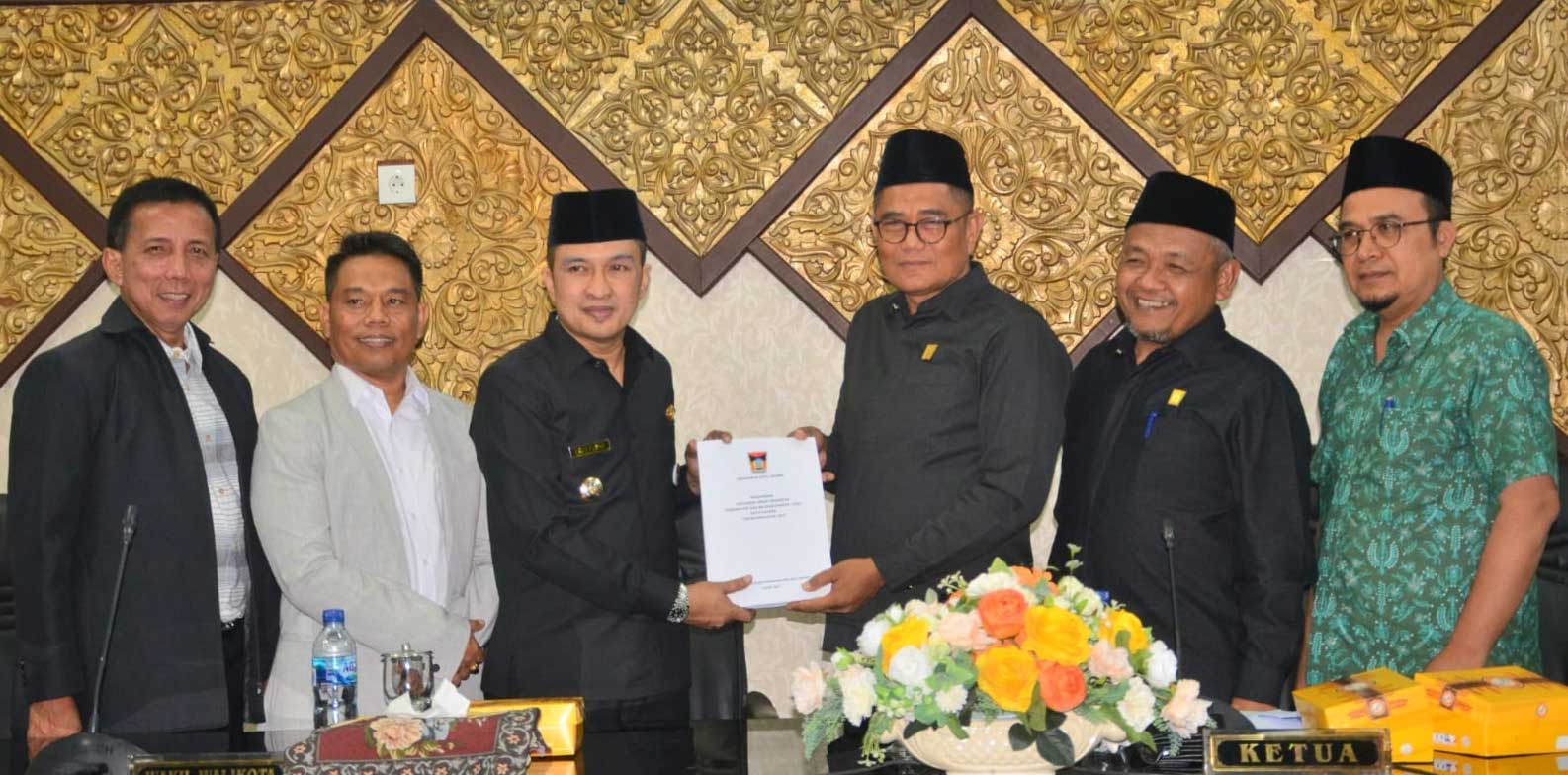 Ketua DPRD Padang, Syafrial Kani serahkan naskah renperda yang disahkan dewan ke Wakil Wali Kota Padang, Ekos Albar.