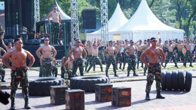 Sejumlah personel TNI unjuk kebolehan dalam pembukaan Bukit Barisan Expo 2023