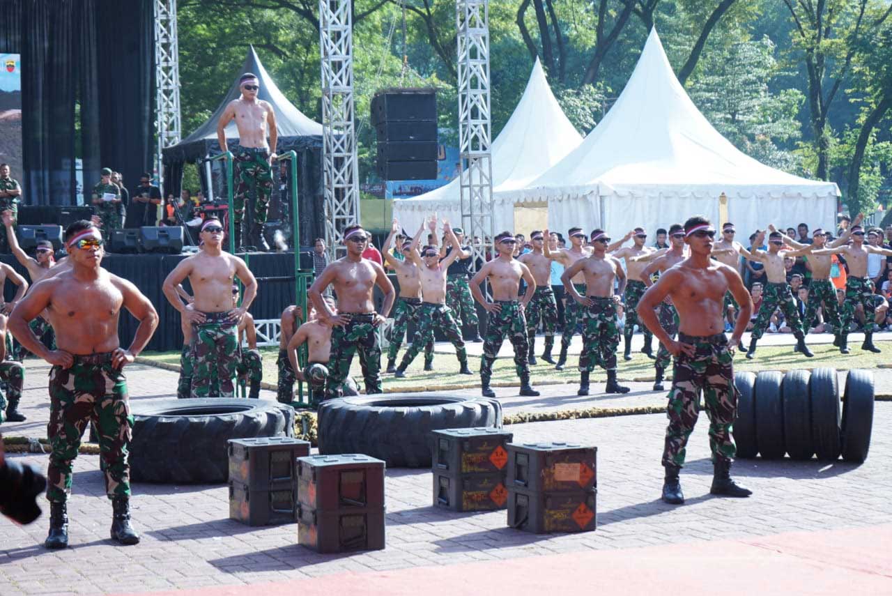 Sejumlah personel TNI unjuk kebolehan dalam pembukaan Bukit Barisan Expo 2023