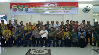 Foto bersama usai pembukaan sosialisasi