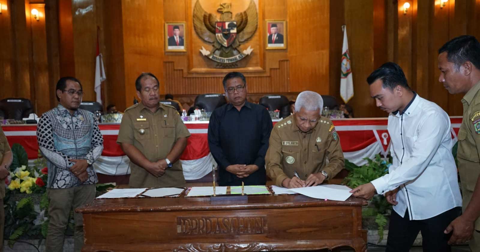 Bupati Surya tandatangani ranperda yang disahkan DPRD Asahan