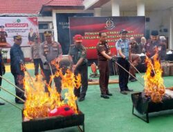 Kejari Dharmasraya Musnahkan Barang Bukti Tindak Pidana, Ada Sabu dan Senjata Api