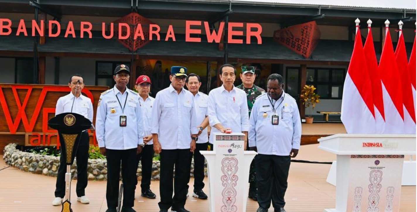 Presiden Joko Widodo meresmikan Bandar Udara Ewer di Kabupaten Asmat, Provinsi Papua Selatan, Kamis (6/7/2023). (BPMI Setpres)