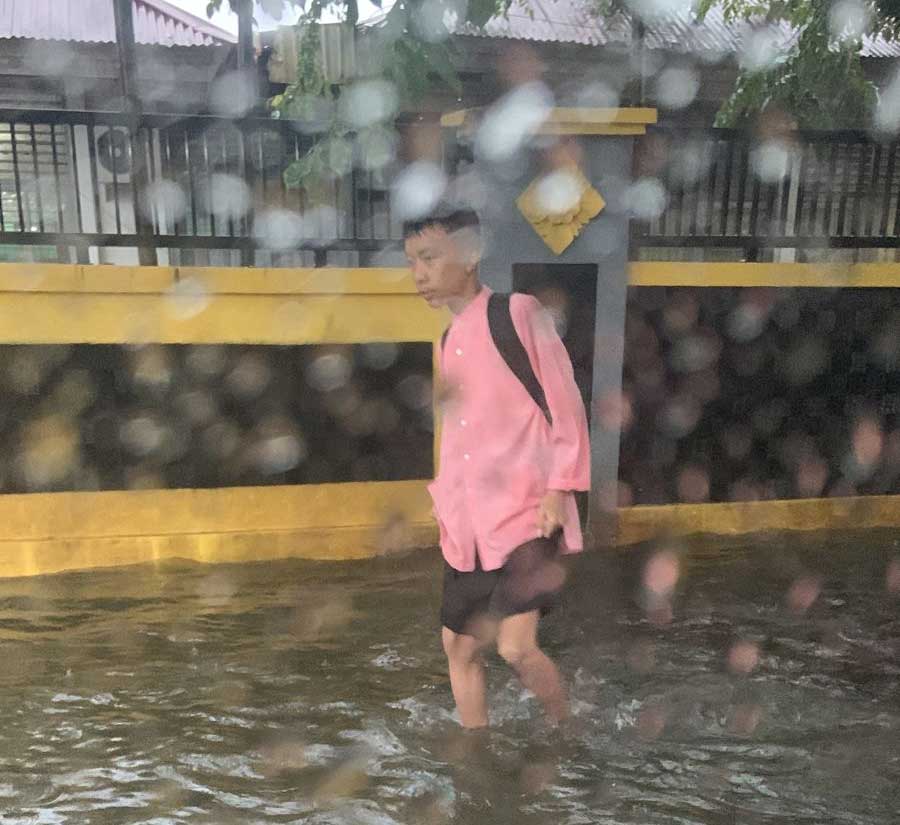 Kawasan yang tergenang banjir di Padang. (tangkapan layar grup WA)