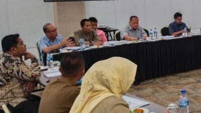 Rapat di DPRD Padang