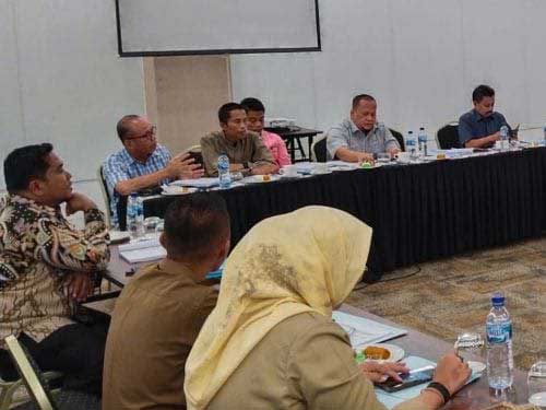Rapat di DPRD Padang