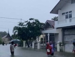 Padang Dikepung Banjir, Sekolah Libur, Jalan Macet