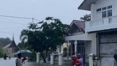 Padang Dikepung Banjir, Sekolah Libur, Jalan Macet