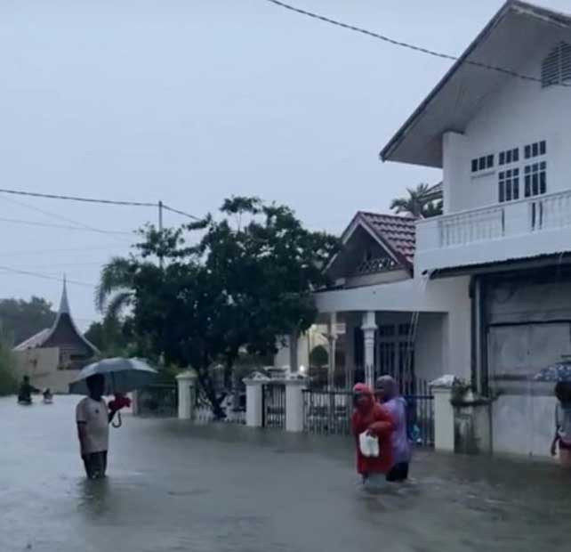 Kawasan yang tergenang banjir di Padang. (tangkapan layar di grup WA)