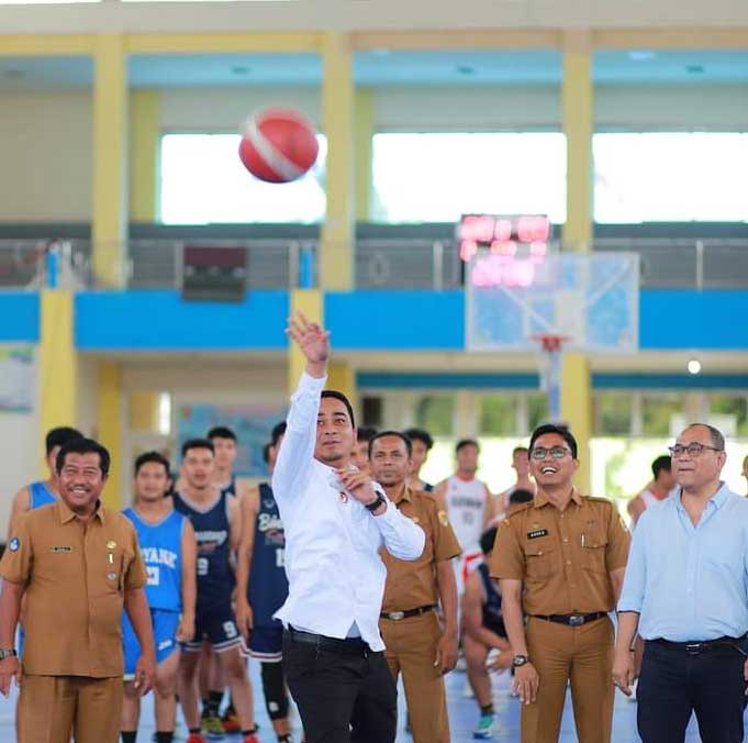 Wakil Wali Kota Solok Ramadhani Kirana Putra buka Kejuaraan Daerah Bola Basket Wali Kota Cup 2023 tingkat Sumatera Barat di GOR Alimin Sinapa, Senin (10/7/2023).