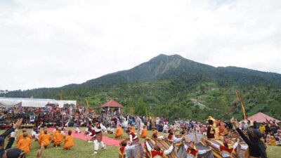 Penampilan kesenian saat pembukaan Festival Talago Kamba II yang digelar di objek wisata Batu Badindiang Tabek Patah, Tanah Datar. (prokopim)
