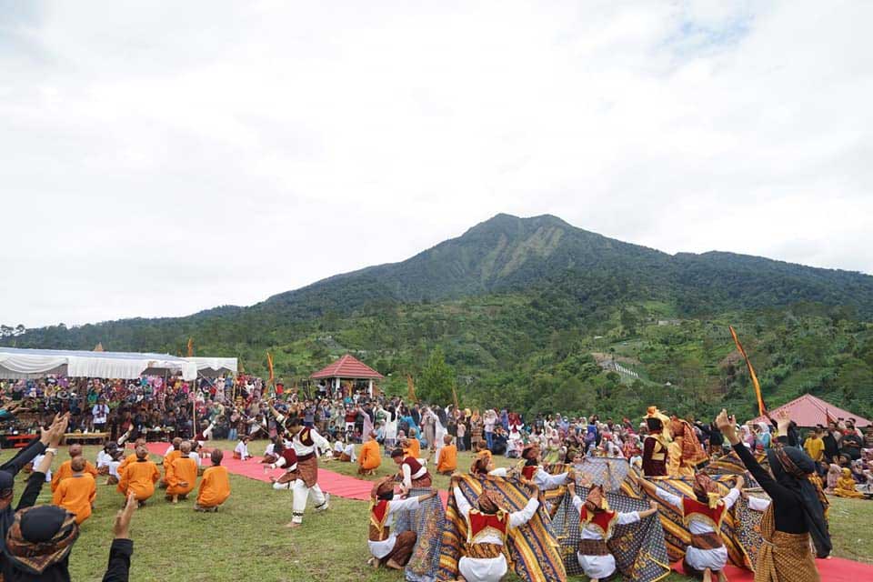 Penampilan kesenian saat pembukaan Festival Talago Kamba II yang digelar di objek wisata Batu Badindiang Tabek Patah, Tanah Datar. (prokopim)