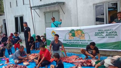 Petugas memotong dan memasukan ke kantong daging kurban.