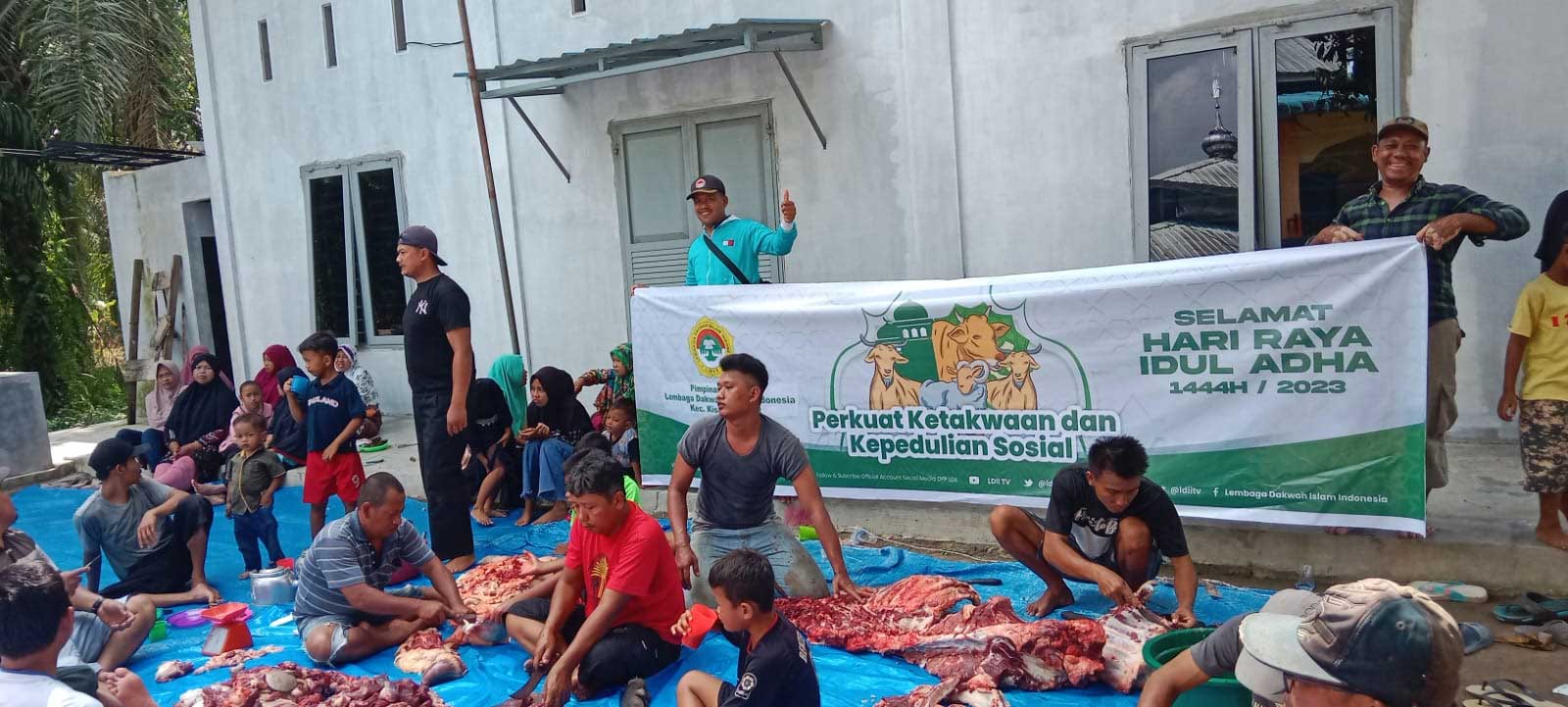Petugas memotong dan memasukan ke kantong daging kurban.